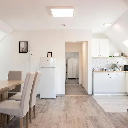 Telihold Apartman Velence