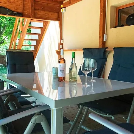 Telihold Apartman * Velence